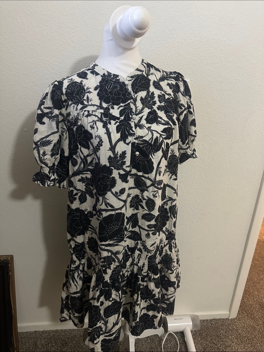 Time and Tru Black and White Floral Puff Sleeve Dress